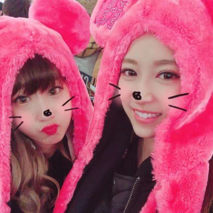のインスタグラム：「あちゃん恒例の東京。 朝のディズニーの電車でポッケから出てるSuicaに気付かず向かえにいた男性がそのSuicaをもって外に出たんだけど、あたしのだった← 朝から笑った事件www Suicaなくて電車降りれないからインフォメーションww そしてディズニーシー🐭 オシャレよりも防寒優先←当たり前 それでも寒すぎて被り物購入。 寒いとわかってても外の寒さはやばかった。 そしてタワテラ乗ってお茶。 タワテラ乗ってご飯。 メリーゴーランド乗ってお茶。 またタワテラのってのって食べて からのインディー。 ほぼタワテラしか乗らない始末🤣🤣🤣🤣 どーしても35周年のプレート欲しくてお子様ランチ頼む。 もう一枚ほしい。← なんか毎年行ってるけど最近昔ほど走り回らなくなった笑 ゆっくりいって、5割は食べてる← 昔は7割はアトラクション乗ってたのにね🙄 ディズニーってホント何回行っても飽きないなー🐭✨ 何回でも行きたいʕ⋈•ω•ʔ . . #ディズニーシー #Disney #静岡 #相方 #あちゃん #恒例 #時期が来るとだいたいそろそろディズニーって話 #インスタ映え #写真 #とれず #ポージング #下手 #笑う始末 #寒すぎてホッカイロ神 #被り物神 #こーして被り物が増えていく #あちゃん次は泊まりで」