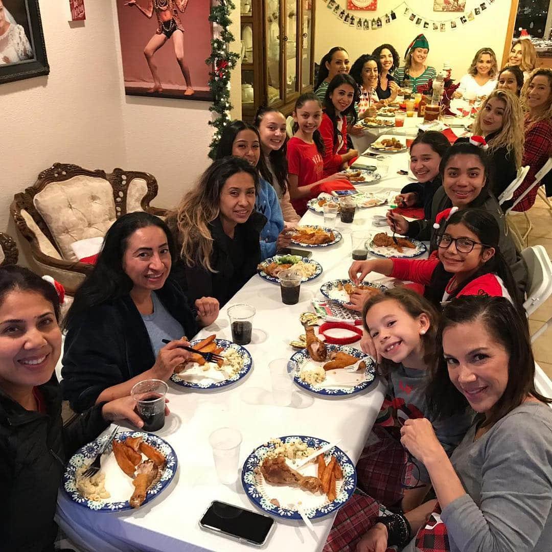 ヘレン・マロウリスさんのインスタグラム写真 - (ヘレン・マロウリスInstagram)「Such a great year with these ladies. I learn so much from each and everyone of them. They are fierce, powerful salseras. It’s nice that dance brought us all together and I’m so thankful for all the memories. Many more to come 💕 #christmasteamparty #holiday #dance #love #sports #community #friends」12月18日 10時46分 - helen_maroulis