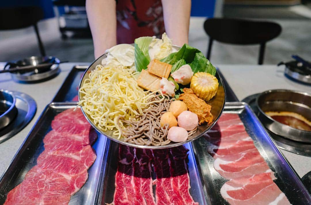 KAUKAU/カウカウハワイさんのインスタグラム写真 - (KAUKAU/カウカウハワイInstagram)「アラモアナセンターにオープンしたばかりのしゃぶしゃぶ屋さん、しゃぶ屋。 質の良いお肉と、沢山のお野菜が食べ放題とあり、すでに話題です😍 ◆KAUKAUウェブでは、毎日ハワイのホットな情報を更新中！プロフィールのリンクから！！◆ #hawaii #KAUKAU #Waikiki #HawaiiNews #coupon #HawaiiCoupon #restaurant #shopping #instahawaii #ハワイ #ワイキキクーポン #ハワイクーポン #カウカウ #カウカウクーポン #ハワイごはん #ハワイご飯 #お得ハワイ」12月18日 10時48分 - kaukau_hawaii