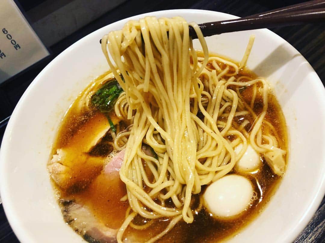 三宅智子さんのインスタグラム写真 - (三宅智子Instagram)「先月リニューアルオープンした池袋にある志奈そば 田なかさんの煮干しトリュフそば！ 芳醇な香りの醤油と煮干しのスープにトリュフで更に香りとコクが増して、もう感動する美味しさ！  上品で旨味濃厚で、とにかく美味し過ぎる1杯でした！  #志奈そば田なか #煮干しトリュフそば」12月18日 11時15分 - tomoko1121m