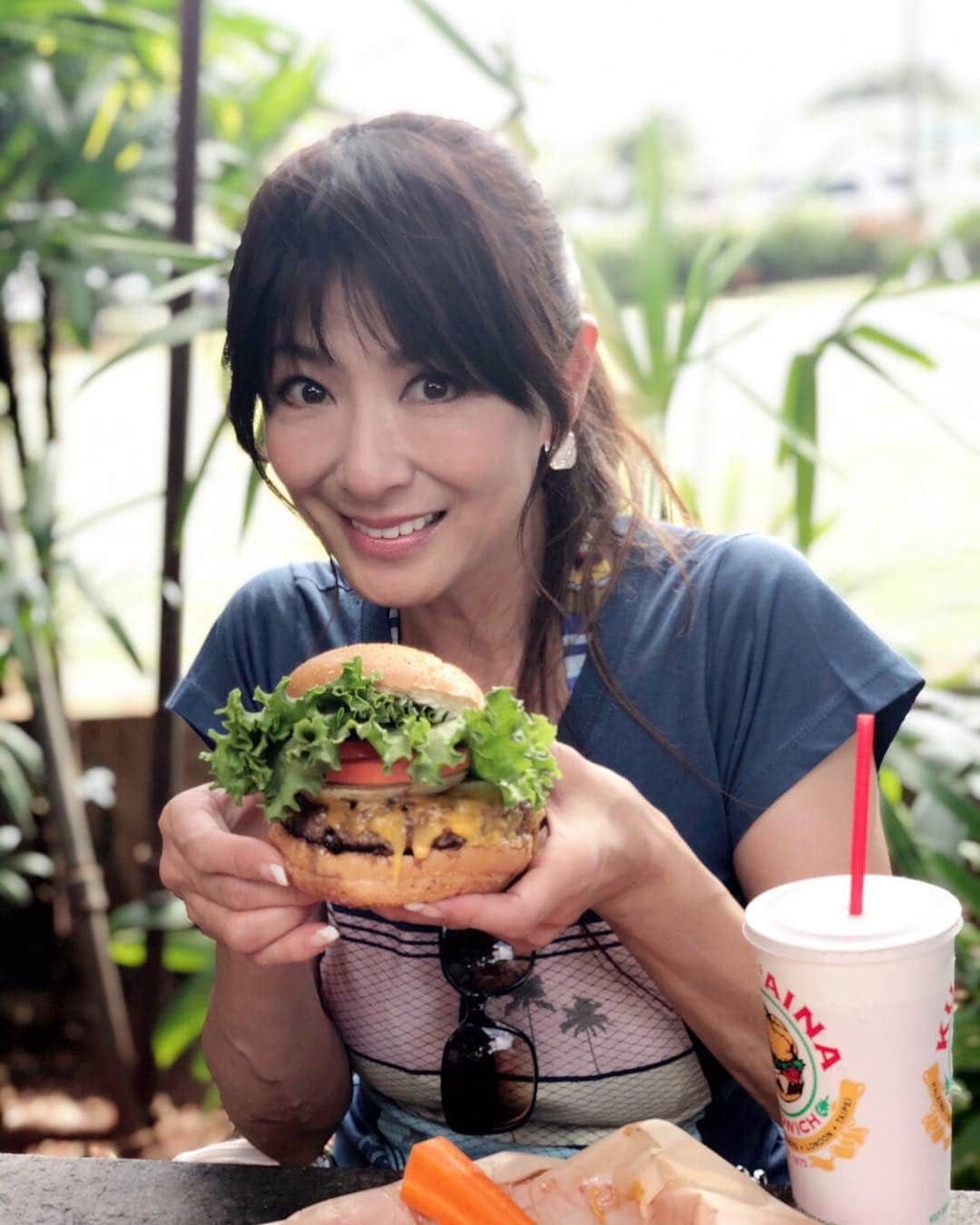 山田佳子さんのインスタグラム写真 - (山田佳子Instagram)「いただきま〜す😋🍔🥤﻿ ﻿ #チーズバーガー🍔﻿ #フレンチフライ﻿ #美味しくて幸せ﻿ #クアアイナ﻿ #ノースショア」12月18日 11時36分 - yoshiko117