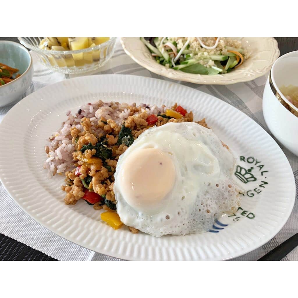 真野恵里菜さんのインスタグラム写真 - (真野恵里菜Instagram)「🍽 ガパオライス . . 正確にはガパオ風かな🤔 鶏ひき肉とパプリカとほうれん草。 この日は珍しく これが食べたい！と リクエストしてくれました！ いつも基本おまかせ🍽 #いつかの昼食 #まのごはん」12月18日 21時22分 - erinamano_official