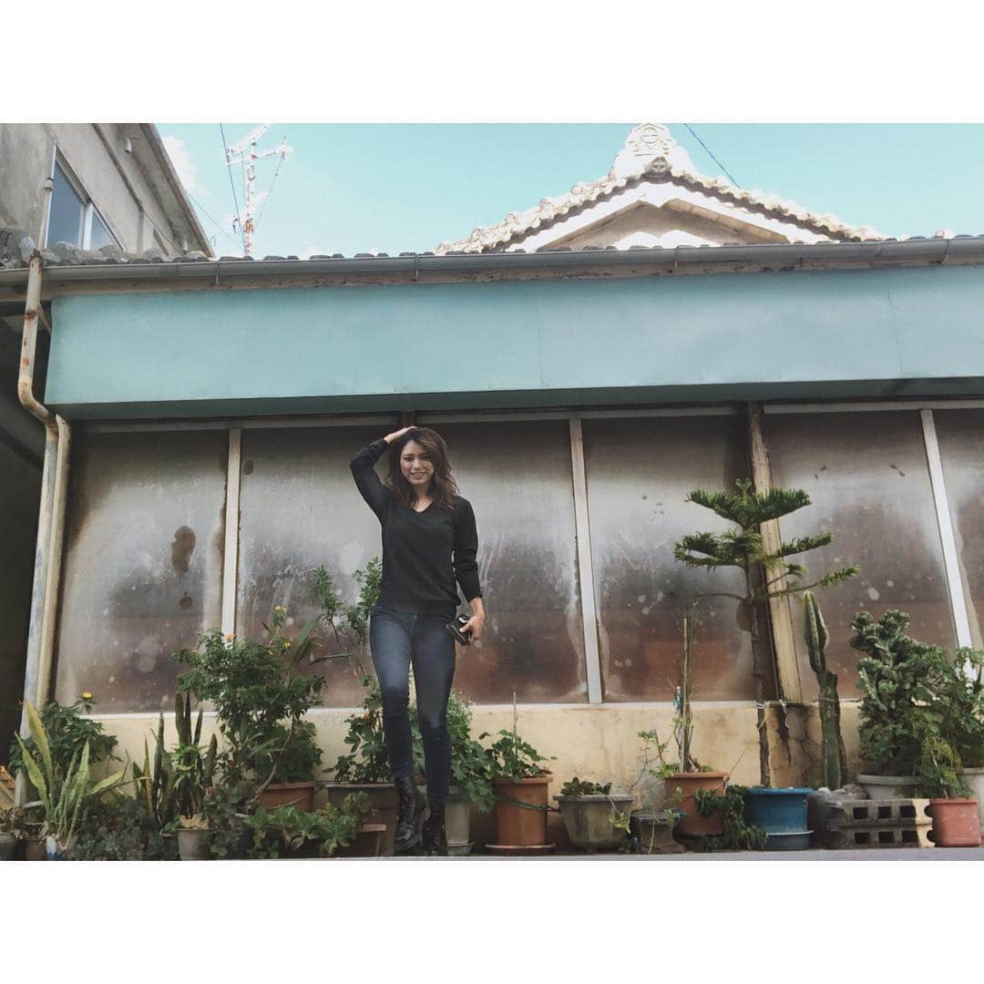 金城優華のインスタグラム：「どこか懐かしいこの感じ 好き ・ ・  #金城優華  #houseworkday  #動き回る日は #Martensとスキニー定番」