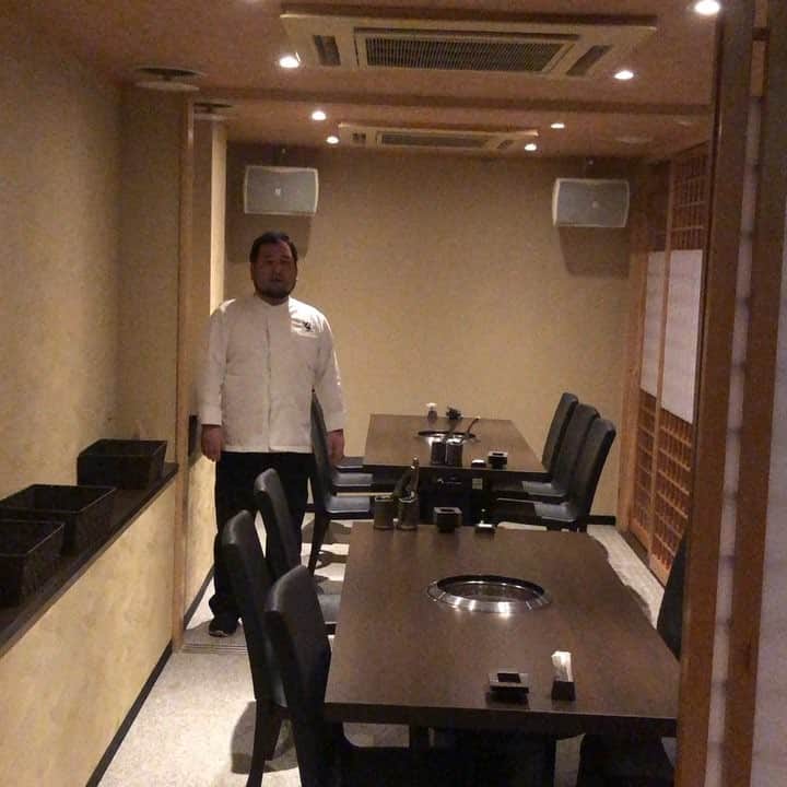 ほむら名古屋のインスタグラム：「#名古屋焼肉といえばほむらだがや ﻿﻿﻿﻿﻿﻿ ﻿﻿﻿﻿﻿﻿﻿﻿ ﻿ 世間は、忘年会真っ只中😌✨﻿ ﻿ ﻿ 年末、ほむら名古屋は、忘年会のご予約のお客様で、ありがたい事に、忙しくなってきております😊﻿ ﻿ 本日もご来店いただきましてまして、ありがとうございます✨﻿ ﻿ ﻿ まだ、お店が決まってない方には、ほむら名古屋をオススメ❗️﻿ ﻿ ﻿ 完全豪華個室、 A5ランクな近江牛、お土産付きなど、素敵な時間が過ごせるかと思います🎶✨﻿ ﻿ ﻿ By テラノ🐻♡﻿ ﻿ ﻿ ﻿ A５ランクの近江牛が食べれるのはほむら名古屋がNo1‼️﻿ 本日もほむら名古屋店でお待ちしております✨﻿ ﻿ 🌸忘年会シーズン到来🌸﻿ 幹事の皆さーん✨﻿ 2018年忘年会シーズンきましたよ‼️﻿ ・ゴージャス個室あり﻿ ・団体様フロア完備﻿ ・そしてほむらのお土産ありetc…﻿ もうカンペキなお店です♡﻿ ﻿ 受付開始しており混み合っておりますのでお早めに🙇‍♂️🙇‍♀️﻿ ﻿ ﻿ ﻿ ほむら名古屋店﻿ ﻿ #ほむら#homura#名古屋#肉テロ#肉﻿ ﻿ #ほむら#homura#名古屋#肉テロ#肉﻿﻿ #焼肉 #焼肉ランチ #大須 #大須観音 #上前津 ﻿ #テスト勉強 #部活 #グルメ #グルメ好きな人と繋がりたい #お誕生日会 #デート #ディナー #個室 #名古屋居酒屋 #居酒屋 #雰囲気の良いお店 #カルビ #ステーキ #牛タン ﻿ #店長テラノは最高の笑顔だった」