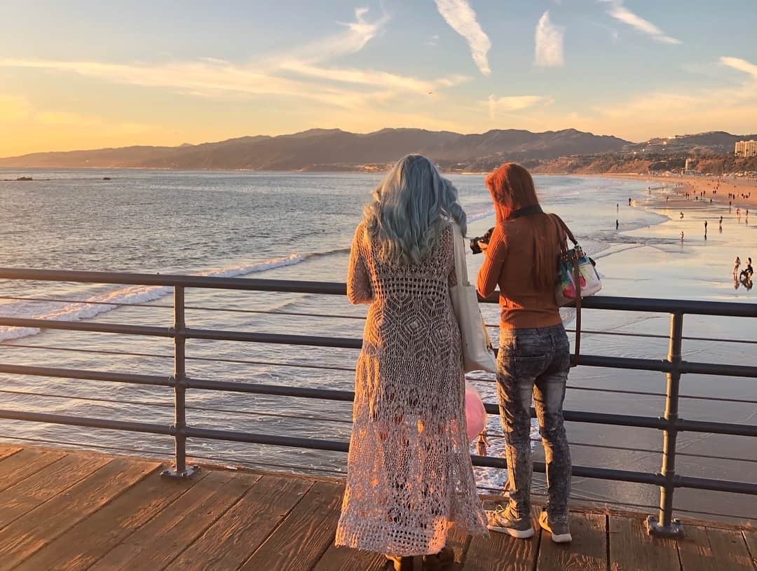 Rachel & Junさんのインスタグラム写真 - (Rachel & JunInstagram)「Visiting our friends Jack and JoEllen in LA again!! Got to see the Santa Monica Pier, the new Bumblebee movie, the most vibrant rainbow of my life, and of course Jun got to have some romantic one-on-one time with his crush, 90’s Brendan Fraser.」12月18日 15時25分 - rachelandjun