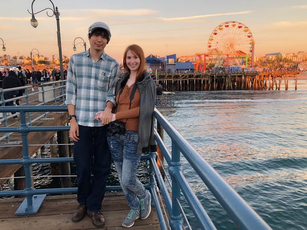 Rachel & Junのインスタグラム：「Visiting our friends Jack and JoEllen in LA again!! Got to see the Santa Monica Pier, the new Bumblebee movie, the most vibrant rainbow of my life, and of course Jun got to have some romantic one-on-one time with his crush, 90’s Brendan Fraser.」
