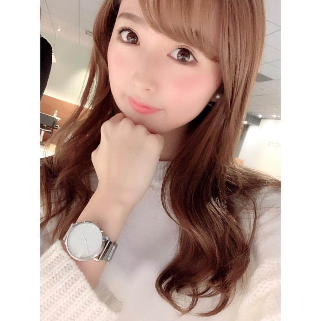 西村笑花さんのインスタグラム写真 - (西村笑花Instagram)「⌚️ ・ ・ フランス発のライフスタイルブランド スマートウォッチ 「Noerden (ノエルデン)」 日本ローンチイベントへ行ってきました🎉 ・ ジェネラルマネージャーのクリスさんが来日して 説明をしてくださったよ✨ とてもフレンドリーで素敵な方でした😆💕 ・ 今回日本で新発売となったスマートウォッチ 「LIFE2」「LIFE2+」の機能は、 ❤︎ 活動量計 ❤︎ 通知バイブレーション ❤︎ ミュージックコントロール ❤︎ カメラリモートコントロール などが使えて、 これからもどんどん使える機能が増えていくみたい✨ 1月には、LIFEのフィットネス機能を強化した 「MATE2」が発売予定だそう🤔！！ ・ 自分でベルトをカスタムして作ることができるから ベルトを変えるだけで ライフスタイルに合わせて着けることができて、 リーズナブルなお値段で買えちゃうのも嬉しいっ💕 ユニセックスで楽しめるので ペアでつけるのも可愛いなと思います💑✨ ・ @noerdenlife  https://www.noerden.jp/ #スマートウォッチ #時計 #腕時計 #Watch #watches #smartwatch #NOERDEN #PR」12月18日 15時43分 - emika_nishimura