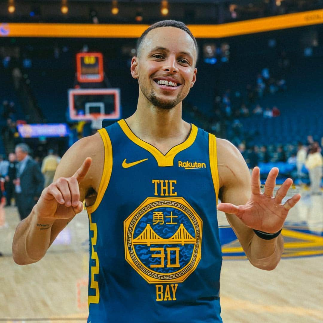 ステフィン・カリーさんのインスタグラム写真 - (ステフィン・カリーInstagram)「Great win fellas! These type of milestones keep me going! Appreciative of everyone that helped make this moment (and hopefully many more) happen! #15K #dubnation #10inthetown #ruinthegame」12月18日 16時03分 - stephencurry30