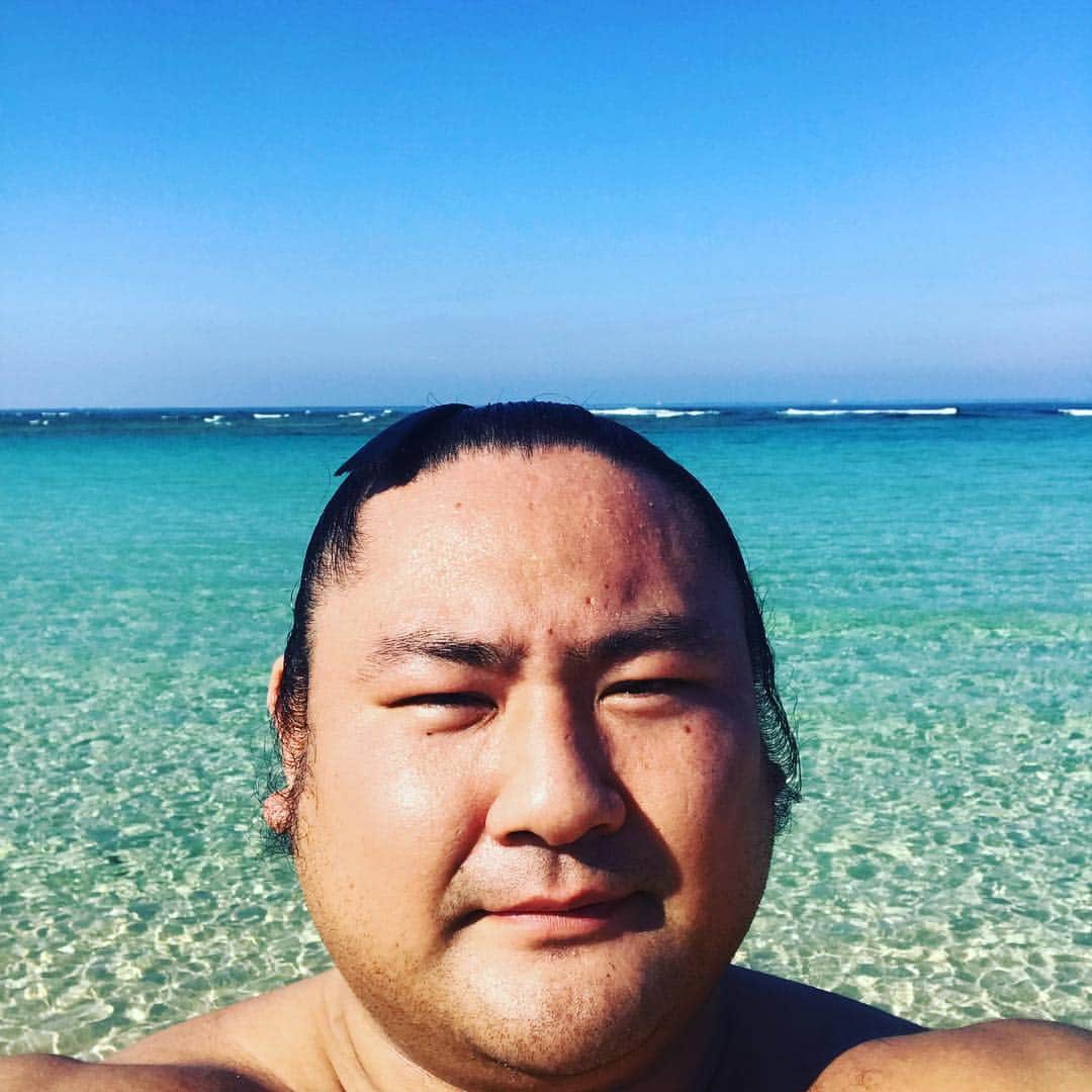 琴恵光充憲のインスタグラム：「さんぴん茶 ジャスミン茶と 味似てた #あお〜い空 #ひろ〜い海 #濃い顔」