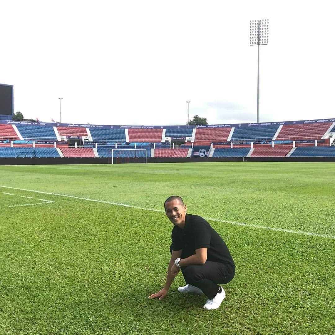 奥井諒のインスタグラム：「日本が初めてワールドカップの出場権を得たジョホールバルのラーキンスタジアムに案内してもらいました。 今現在日本人の廣井さんがスタジアムの芝生の管理をされています。 廣井さんの話はまた後日ゆっくり書かせて頂きます。 出会いに感謝！！ #ラーキンスタジアム #ジョホールバル #ジョホールバルの歓喜 #マレーシア #jdtfootball #jdt #johor」