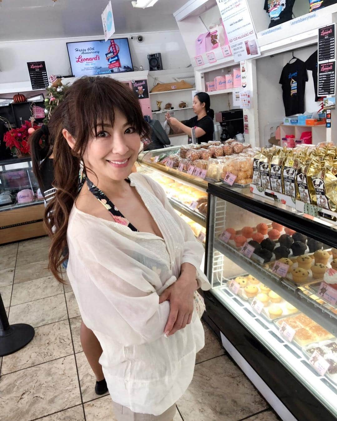 山田佳子さんのインスタグラム写真 - (山田佳子Instagram)「マラサダを買いにきました〜♪﻿ ﻿ #大好き﻿ #マラサダ﻿ #ふわふわ﻿ #優しい甘さのドーナツ﻿ #食べすぎ注意﻿ #Leonardsbakery﻿ #hawaii🌈」12月18日 17時15分 - yoshiko117