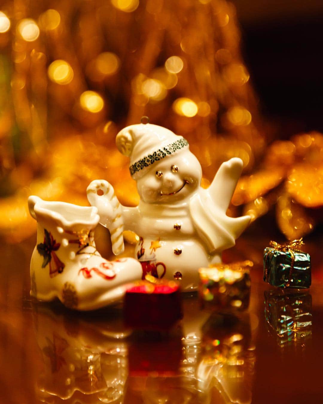 The Ritz-Carlton, Osakaさんのインスタグラム写真 - (The Ritz-Carlton, OsakaInstagram)「ザ・リッツ・カールトン大阪のマスコットのリオンとカリンもクリスマス仕様に。1Fのブティックでは贈り物にぴったりなクリスマス限定ギフトをご用意しています。 . . The Ritz-Carlton, Osaka mascot characters Rion and Carin want to celebrate Christmas with you! Visit The Ritz-Carlton, Boutique for items perfect for a special Christmas gift. . . . . . #RCMemories #theritzcarltonosaka #christmas #christmastree #festive #christmasseason #osaka #japan #hotels #luxury  #japan_vacations #クリスマス #ホテルクリスマス #クリスマスツリー #beautifulhotels #besthotels #luxurytrip #luxurydestination #luxuryhotel #luxuryworldtraveler #hotelsandresorts #beautifulhotels #大阪 #ザリッツカールトン大阪 #presents #プレゼント #ブティックショップ」12月18日 18時37分 - ritzcarlton.osaka
