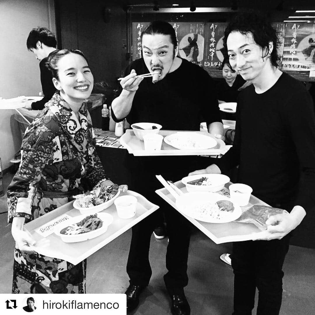 若旦那さんのインスタグラム写真 - (若旦那Instagram)「楽屋にて #Repost @hirokiflamenco with @get_repost ・・・ シュガーレディさんからカレー、おでんなどのホットミールの差し入れいただきました！ 温かいものはありがたいです！ 嬉しそうなRay Yamadaさん。待ちきれずガッつく若旦那！  #Ay曽根崎心中 #阿木燿子 #宇崎竜童 #鍵田真由美 #佐藤浩希 #三浦祐太朗 #若旦那 #RAYYAMADA #扇谷研人 #大儀見元 #村山二朗 #木乃下真市 #松橋礼香 #鈴木尚 #斎藤誠 #コモブチキイチロウ #伊集院史朗 #前田剛史 #仲代達矢 #武田双雲 #菩提樹 #flamenco #フラメンコ#矢野吉峰 #工藤朋子 #三四郎#シュガーレディ」12月18日 18時36分 - waka__danna