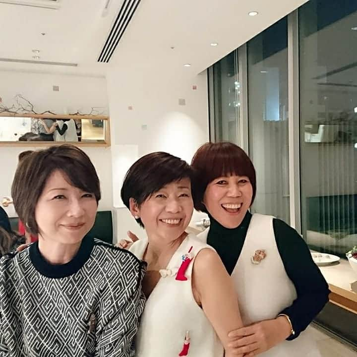 伊藤蘭さんのインスタグラム写真 - (伊藤蘭Instagram)「🍸 さあ～ なにかと 忙しい時期に 突入ですね😆 皆様 忘年会続きで お疲れが でないようにね💛  そして またまた この3shot📷😊 刺繍の はづき先生を 中心に 素敵な 生徒さんが集合して 楽しい忘年会でした✨ ひろみさんと はづきさんは おそろﾜﾝﾋﾟですよ👗✨ 胸についてる 可愛いﾌﾞﾛｰﾁは もちろん はづき先生作です😍  #忘年会  #ウカフェ」12月18日 18時48分 - ranito_official