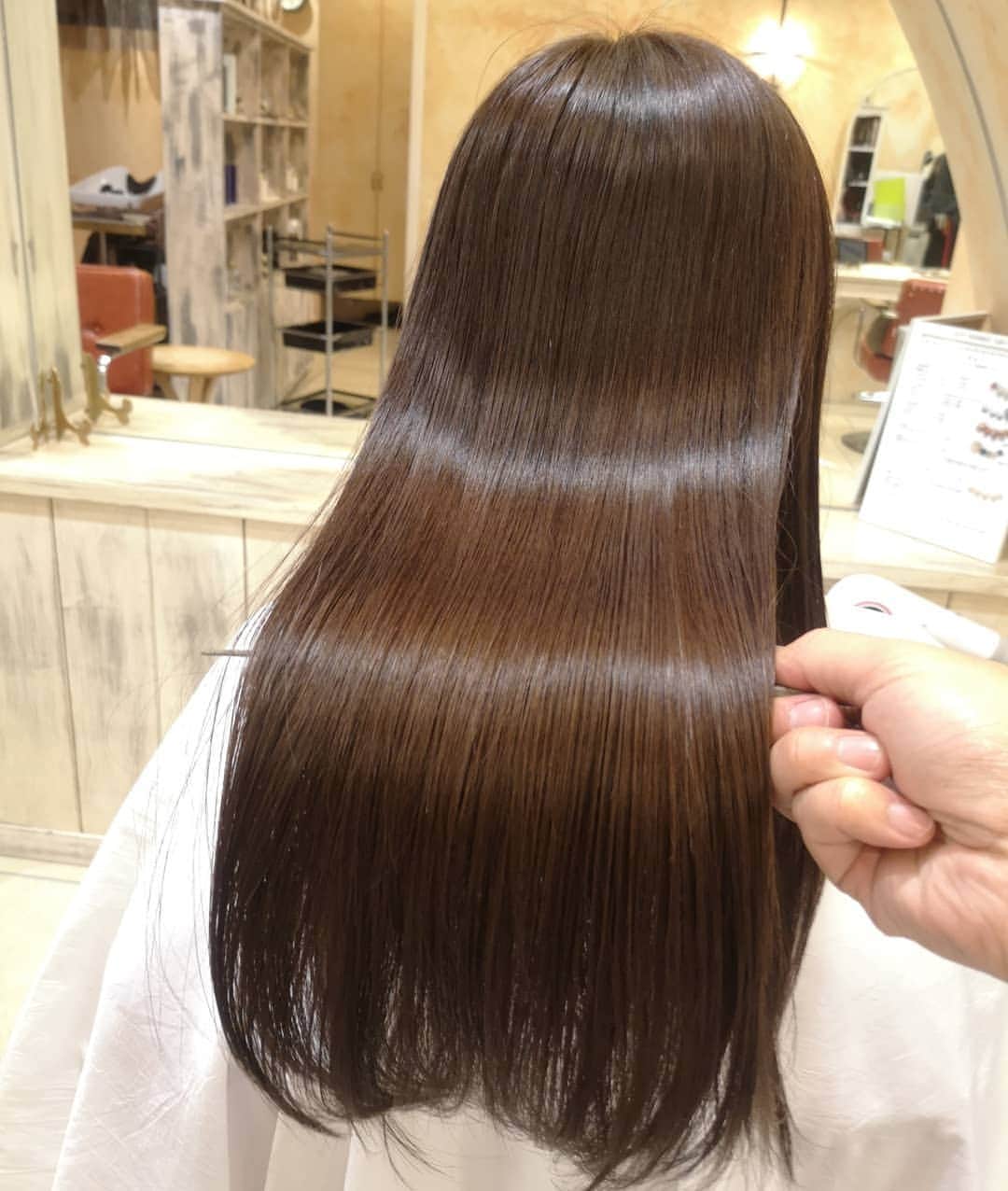 浜口ユウイチのインスタグラム：「最強トリートメント🤫  お客様からの、問い合わせが多のでこちらに詳細を、、、(美容師さんへ、薬剤は内緒ですスミマセンス🙇) 現状浜口指名のみなので、暫定的ですがしばらくは、データをとりたいので、当初の半額の12,000円で提供する事にします。 (ちなみに、ノンダメージ色剥がしは、カラー＋8000円です) 時間は1時間半位です。 持ちは約1ヶ月半〜2ヶ月です。 (艶の持ちです、質感や手触りは、通常のトリートメント同様の持ちです)  途中、大きな色落ちを伴うので、カラーをしていない方や、カラーと同時にやる方限定になります。 普段カラーされている方は、トリートメントのみは、お受け出来ません。 (ご新規さん、大歓迎です)  #東横線#武蔵小杉#日吉#美容師#美容室#サロモ#読モ#美容学生#ミディアム#ロング#ヘア#ヘアアレンジ#スタイリング#可愛い#おしゃれ #ファッション#ヘアスタイル#hair#東京#神奈川#横浜#綱島#綱島美容室#gite#ジーテ #ヘアケア#トリートメント#グリオキシル酸 #美髪」