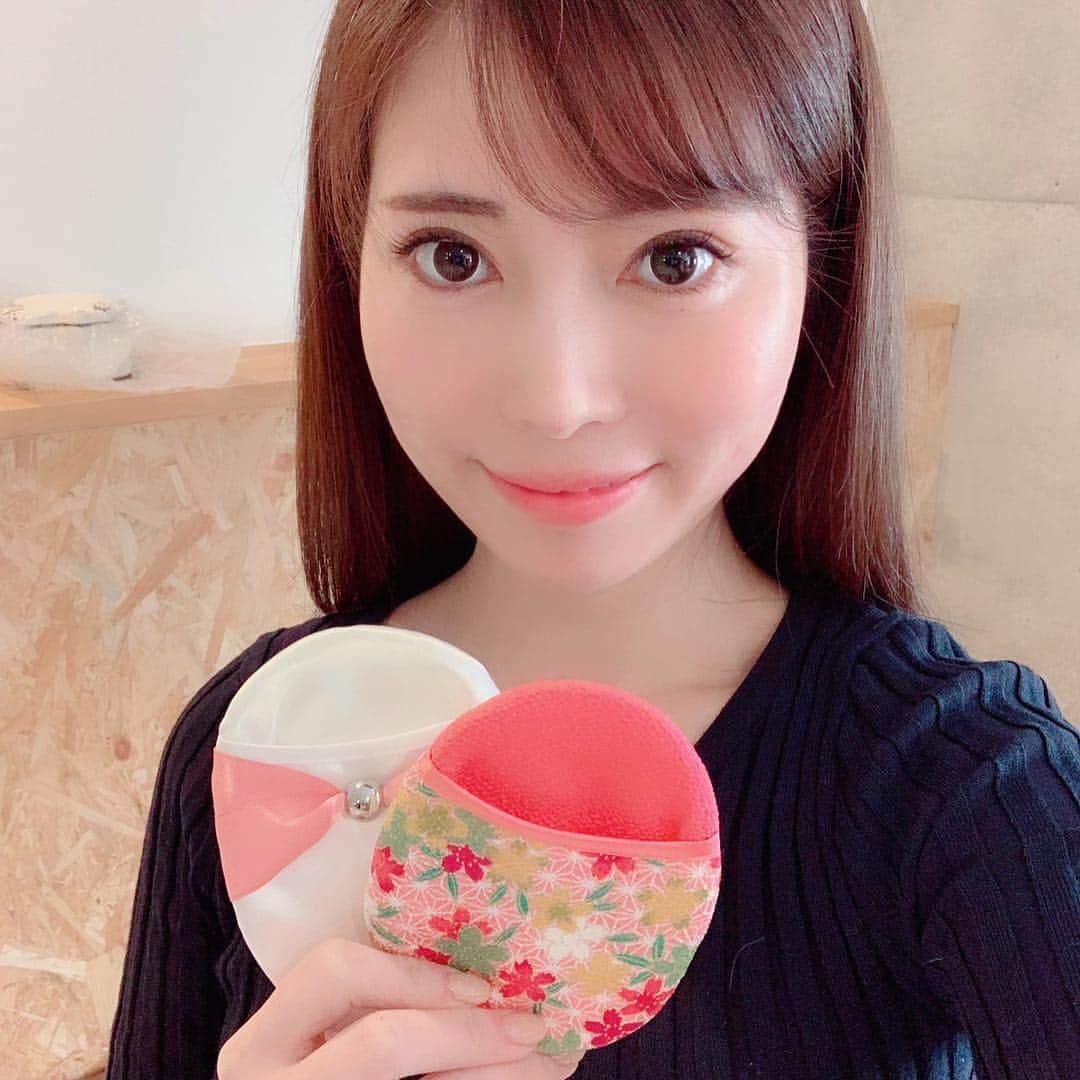 さわいえりさんのインスタグラム写真 - (さわいえりInstagram)「・ 京都シルク化工さまの撮影でした💕  新商品のシルクを使用した化粧品や、 美容グッズのモデルをさせて頂くことになりました🌈  シルクって高級なイメージがありますが、私も欲しくなる魅力的な可愛い商品がたくさんあります☺️ 泡立ちも良く、柔らかなシルクで洗うと贅沢な気分に…♪ 京都のお土産にいかがでしょうか✨  シルクパフやボディタオルを頂いたので、 大切に使用させて頂きますッ🎀 ・ ・ ・ ・ ・ ・ ・ ・ #シルク#絹#京都シルク化工#シルクパフ#ボディタオル #化粧品#コスメ#リラクゼーション#美肌#ツヤ肌#コスメ#美容#美容グッズ#綺麗#綺麗になりたい#和小物#泡立ち」12月18日 18時56分 - beauty_eri7