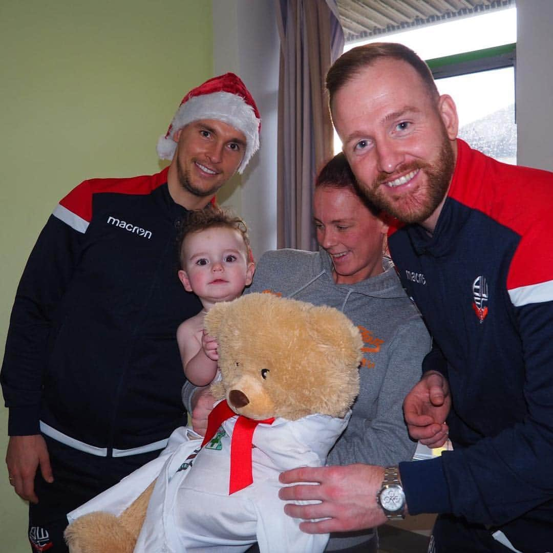 パヴェル・オルコウスキのインスタグラム：「Visiting kids and hospital staff at Royal Bolton Hospital... Very humbling experience... Merry Christmas to them all!🎁🎉 . #christmas #smile #kids #hospital #bolton #po16 #olkowski #team #bwfc #boltonwanderers #macron #presents🎁 #gifts #santaclaus #santa #instagood #love #xmas」