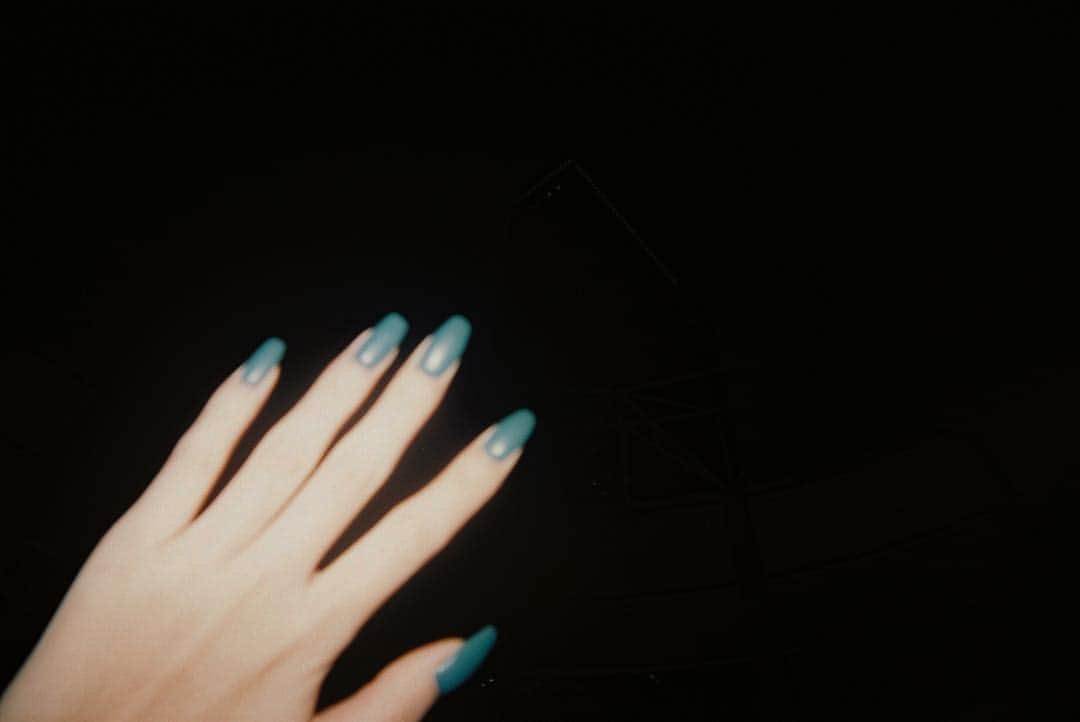 浪花ほのかのインスタグラム：「#newnail #nail  今回のネイル マットのくすんだブルー」