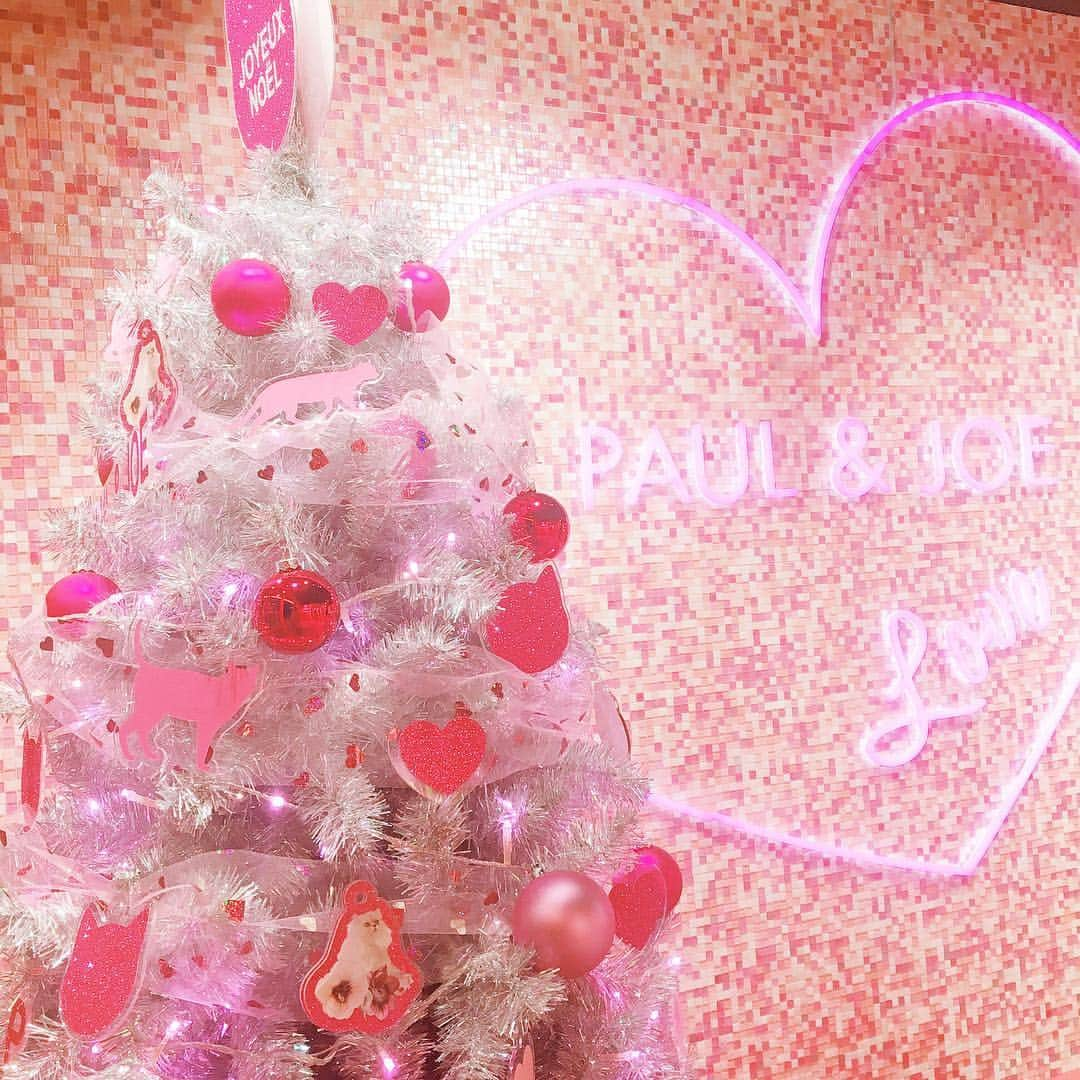 橋村理子のインスタグラム：「もうすぐクリスマスだねぇ( ¨̮ )❤︎クリスマス限定の物とか大好き買いがち😳笑クリスマスツリー出そうかなぁ……💭#クリスマス #xmas #xmastree #pink」