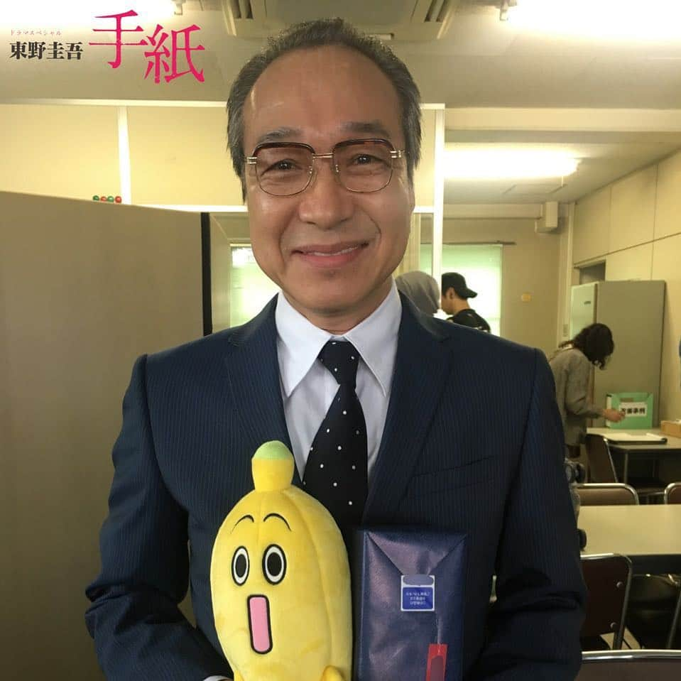 テレビ東京「東野圭吾 手紙」のインスタグラム：「‪#手紙 放送は遂に明日🥳みなさん心の準備はよろしいでしょうか？写真は直貴(#亀梨和也)の勤める会社の社長、平野を演じていただいた #小日向文世 さんクランクアップのご様子👏平野の言葉を受けた直貴がどんな成長をするのか…明日が楽しみですね🥺✨ここにもちゃっかり #ナナナ…笑‬ ・ #亀梨和也 #佐藤隆太 #本田翼 #広瀬アリス #中村倫也 #高橋努 #眞島秀和 #西田尚美 #渡辺いっけい #田中哲司 #榎木孝明 #小日向文世 #東野圭吾 #手紙 #深川栄洋 #テレビ東京」