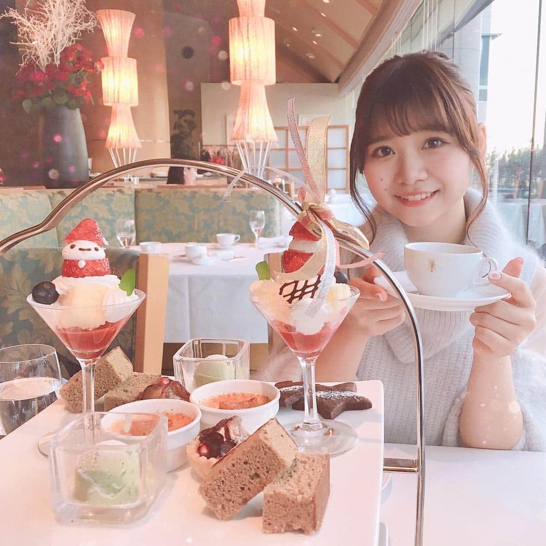橋村理子のインスタグラム：「アフタヌーンティー行ってきたよ☕️🍰🍴❤︎クリスマス限定メニューのサンタさんのショートケーキ美味しかった～☺️ひと足お先にクリスマス気分楽しめました❤︎#アプガ2 #cake #アフタヌーンティー #afternoontea #xmas #クリスマス #たべものぐらむ #カフェ巡り」