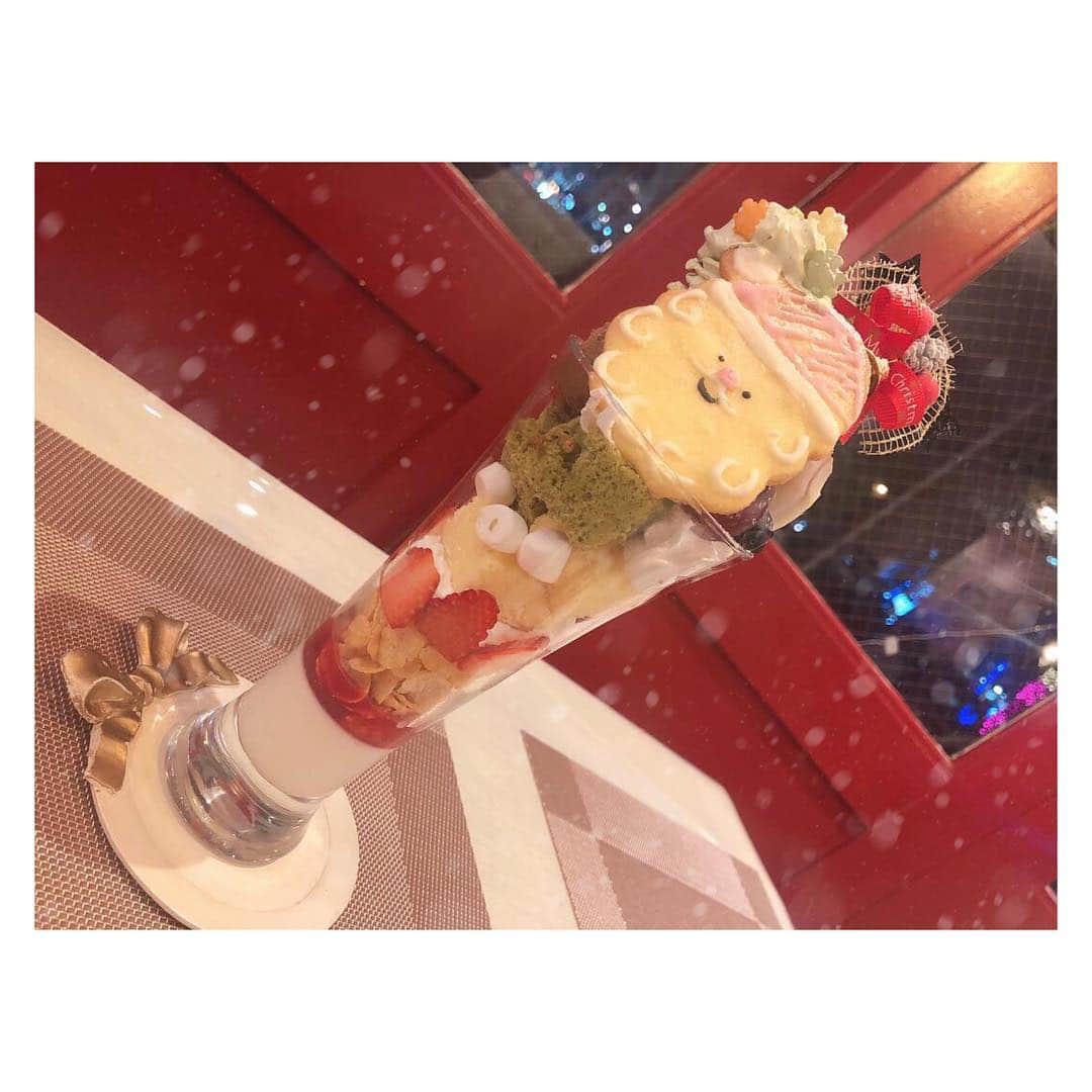 岩田陽菜さんのインスタグラム写真 - (岩田陽菜Instagram)「#cafeleone に行ってきました！🤗💕﻿ #クリスマス #期間限定 の #パフェ を食べたんですが、めちゃめちゃ美味しかったです🎅💕﻿ ﻿ #クリスマスツリー にみたてるために緑のクリームに金平糖がついてるのが可愛いなと思いました！🥺💕﻿ ﻿ ひなのサンタさんはピンクの帽子に鼻でしたが、調べたものは赤い色だったので、もしかして特別。。？😳💕﻿ ﻿ ﻿ ﻿ #stucharmingtrip #広島 #広島カフェ #cafe﻿ #サンタさん #かわいい #Christmas #pafe﻿ #sweet」12月18日 20時48分 - hina_naso_stu48