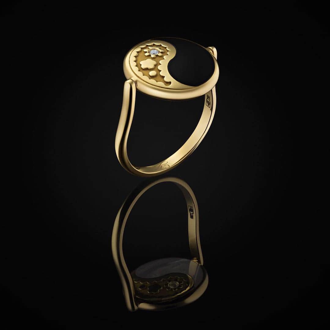 カレライカレラのインスタグラム：「For your upcoming Christmas parties -  ring in yellow gold, onyx, mother-of-pearl and diamonds」