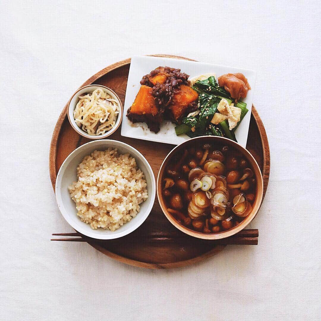 樋口正樹さんのインスタグラム写真 - (樋口正樹Instagram)「Today's breakfast . 今日の朝ごはんは、 蕎麦の実入り玄米ごはん、 切り干し大根、いとこ煮、 小松菜と揚げの煮浸し、 梅干し、なめこの味噌汁。 . . #朝ごはん #蕎麦の実ごはん #玄米ごはん #いとこ煮 #小松菜と揚げの煮浸し #なめこ味噌汁 #japanesefood #japanesebreakfast #washoku」12月19日 7時49分 - higuccini