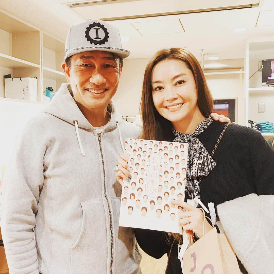 観月ありささんのインスタグラム写真 - (観月ありさInstagram)「世田谷パブリックシアターでやっているミュージカル『日本の歴史』を観に行って来ました😊✋️ さすが！三谷幸喜さんの舞台は面白い！ ドラマ『じゃじゃ馬ならし』で共演し16歳の時から大好きでお世話になっている。 中井貴一さんとも久しぶりにお会い出来て嬉しかった😆 私の楽屋暖簾も貴一さんからプレゼントして頂き大切に使わさせていただいています😊😁 一緒に写真撮るの何十年振りだろう？ 久しぶりのツーショットです😊✋️ #日本の歴史#ミュージカル #世田谷パブリックシアター #演出#三谷幸喜 さん #中井貴一 さん#香取慎吾 さん #新納慎也  さん#川平慈英  さん #シルビアグラブ さん#宮澤エマ さん #秋元才加 さん #観月ありさ」12月18日 23時31分 - alisa_mizuki