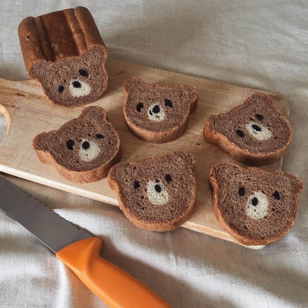 Ranさんのインスタグラム写真 - (RanInstagram)「. . #イラストパン #🐻 #konelのくまパン . . 小さなクマ型を使って初めて作ったイラストパン♡ 娘（1才）の手にもぴたっとおさまるサイズです😻 . . . A small bear 's bread 🍞🐻💕 . . . #bread #homemade #bearbread #kawaiifood #kawaii #cute #japanesefood #japan #tokyo #breadart #artfood #breakfast #lunch #パン #手作りパン #食パン #ココアパン #くま #くまさん #くまパン #キャラパン #クマ #動物 #ミニ食パン #かわいい #パン教室 #やっと作ってみましたよー📢😽」12月18日 23時37分 - konel_bread