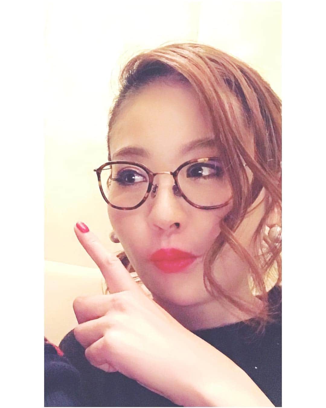 joujouのインスタグラム：「やはり…メガネのDMがビックリするほど毎日来ますので久々ストーリー以外に！！ Barneys New York KOBE にselectされてる #eyevan  のものです。  Barneys New York でも視力とかは測って調整してもらえますよ👌  わたしは ●度は入ってます ●ブルーライトカット有り ●レンズは1番いいのをはめてもらいました  メガネ似合うと言ってくれるけど、 本当は似合わないの… だから必死で探したよー💦  持ったらビックリするくらい軽いから 一日中付けてれる！！ 横の耳にかける部分はハリガネみたいにほそーいです！！ ちなみにメガネ付けてると目元の化粧崩れが分かりにくい笑笑  おススメ♡ 品番分からぬ…とりあえず行ってみてください！  #eyewear  #barneysnewyork  #eyevan」