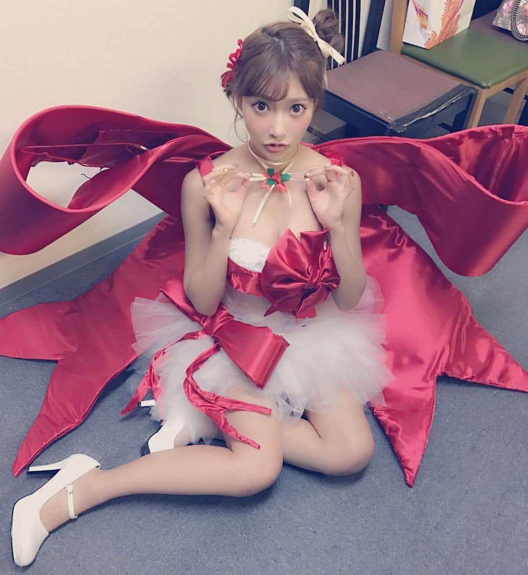 明日花キララのインスタグラム：「. お気に入りだったサンタコス🤶🏼 . #プレゼントはわたし 💌🎁」
