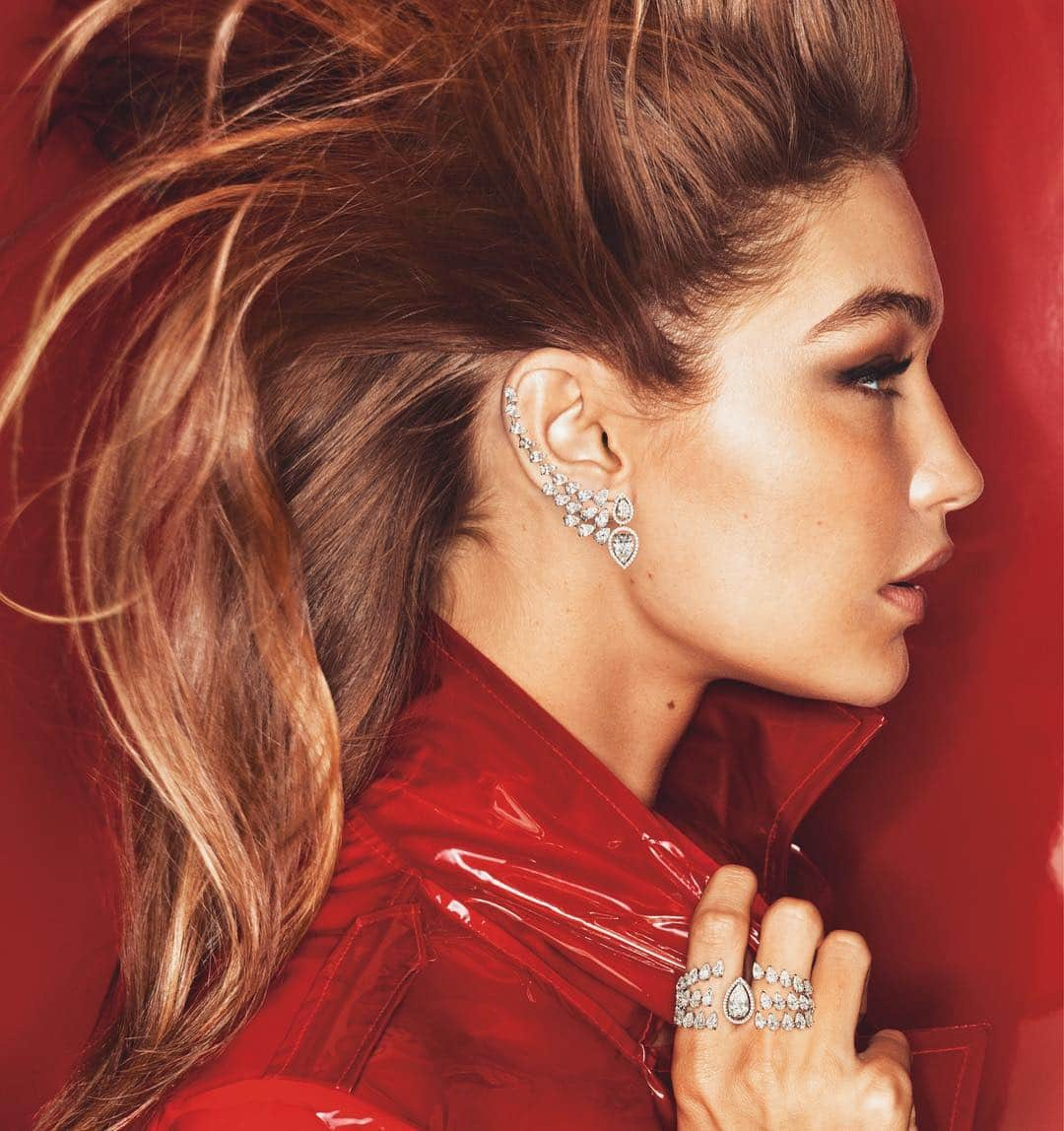 ジジ・ハディッドさんのインスタグラム写真 - (ジジ・ハディッドInstagram)「@messikajewelry by #mertandmarcus 💎🚨🎄 #MessikaChristmas #ad #messikarockshighjewelry #movebymessika」12月19日 0時47分 - gigihadid