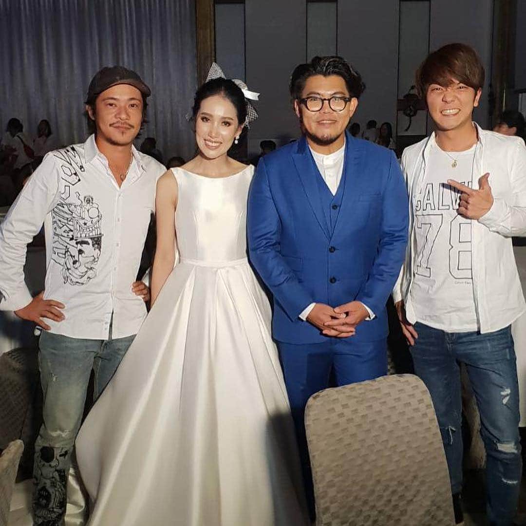 木村好志のインスタグラム：「タイの人気バンドPotatoのドラムのkan君の結婚披露宴に縁あって出席してきました。 タイの披露宴はいい感じに緩くて、自由に来て自由に帰る感じで、披露宴の後高級ホテルがクラブ化する感じが最高。 ドレスコードがデニムに白のトップってのも最高！ 10代から歌ってた大好きな憧れのpopさんとも出会えて感動！  幸せを分けてもらえて感謝です😂」