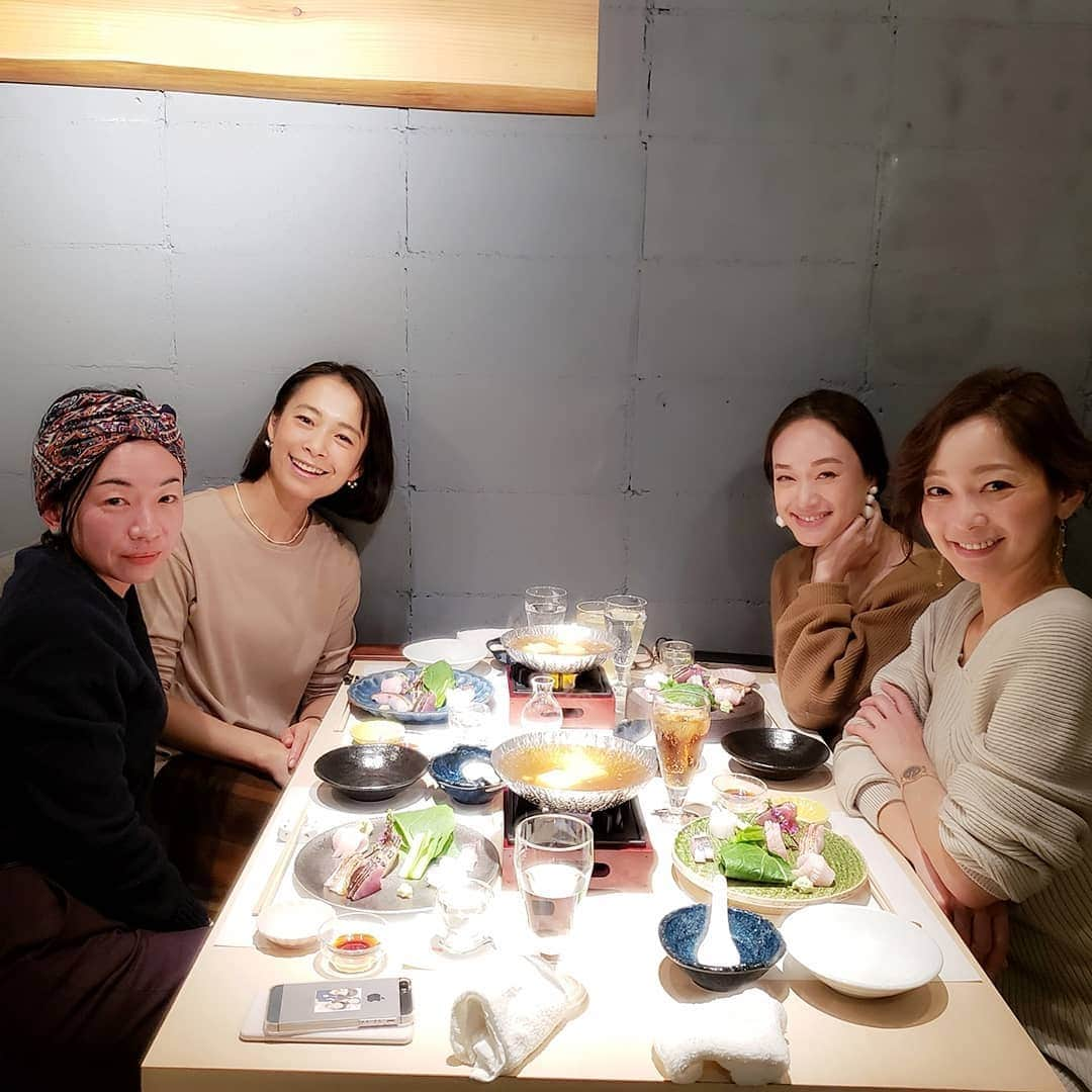 佐藤純さんのインスタグラム写真 - (佐藤純Instagram)「昨日は、楽しみにしていたお食事会❤️ コマキちゃん、あゆみちゃん、まやちゃんと  荻窪にある｢季っ句｣へ。  @kikku_ogikubo  島根県の食材を使ったお料理は、調味料もすべてが無添加。  しかもグルテンフリー。  すべてが美味しくて、お皿や盛り付けなど見た目も楽しませてくれる。  セコウ蟹🦀卵もミソも美味しすぎて感動レベル😍  とっても素敵なお店でした。  あ～❤️幸せ～💕 また、行きたいお店です。 ・島根県産大豆100%とうふ温 奴 ・ふぐ白子リゾット風 ・鳥取県東郷湖しじみ地酒煮 ・親がにの甲羅詰め ・ももかぶサラダ仕立て ・お造りしゃぶ(ぶりトロ、あじ、さわら、のどぐろ、白いか、やいとがつお) ・宍道湖産天然うなぎ塩焼 ・奥出雲豚ロースと黒田せりのしゃぶしゃぶ ・たまごかけごはん、変わりたまごかけごはん、たまご雑炊 ・米粉バウムクーヘン  #季っ句 #季っ句荻窪 #荻窪 #割烹料理 #島根の食材 #オーガニック #無添加 #グルテンフリー #無農薬野菜 #セコウ蟹 #美味しい #また行きたいお店 #ママ#ママモデル#モデル #mama #mamamodel #model」12月19日 1時24分 - junsatoidea