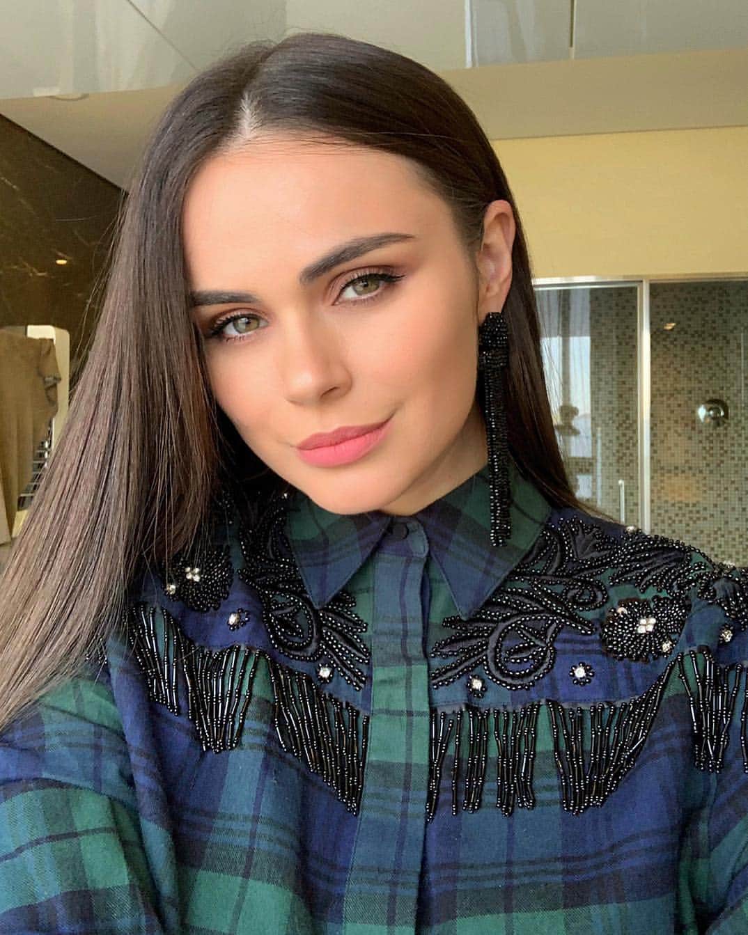 ゼニア・デリさんのインスタグラム写真 - (ゼニア・デリInstagram)「Sending you❤️😘❤️😘 #sandroshirt」12月19日 2時44分 - xeniadeli