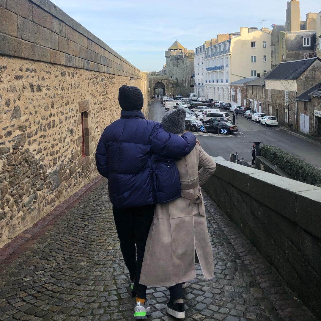 キ・テヨンのインスタグラム：「#france #saintmalo #paris #연인 #부부 #kitaeyoung #eugene #love #forever #bouquet」