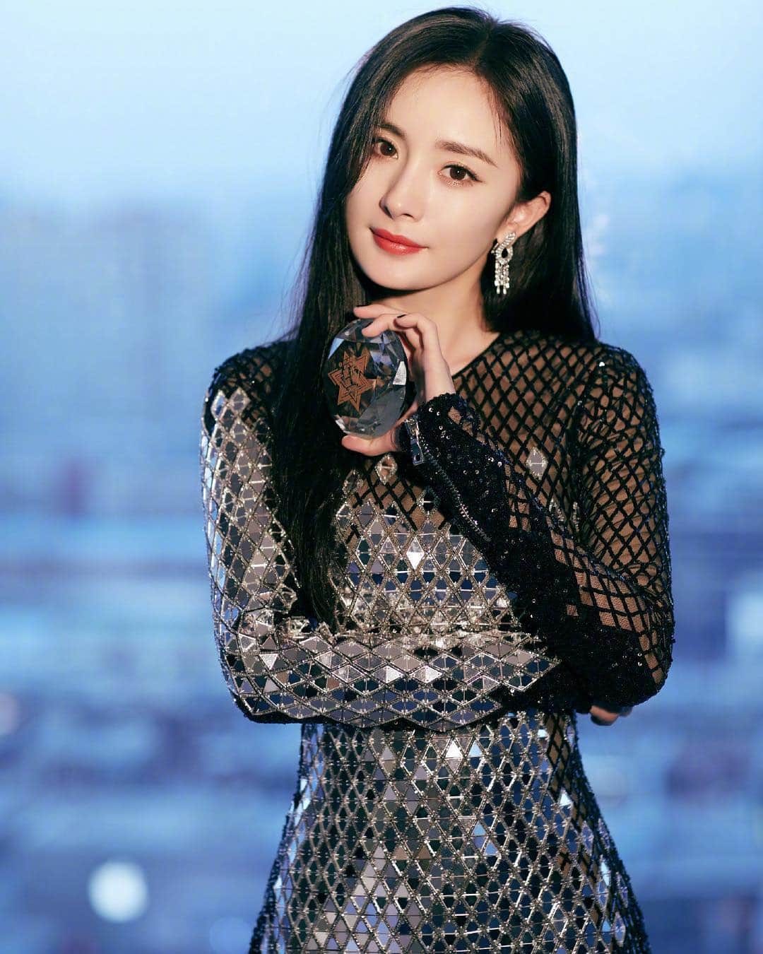 ヤン・ミー（Yang Mi）のインスタグラム：「Like & comment to congrat #mimi (annual TV actress award from Tencent Video)👑 年度电视剧女演员💖🎉// #大幂幂 #扶摇 #yangmi #杨幂 #楊冪 #love」