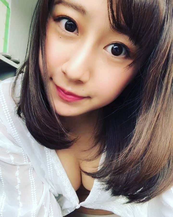 足立華のインスタグラム：「本日１２月１８日発売💓 「週刊FLASH」  平成最後！ グラドル31人の1人として掲載させていただいております😃❤️ ぜひチェックして下さい😘  開脚してます(？) #グラビア #インスタグラビア #自拍 #性感 #萌 #偶像 #selfie #me #sexyhot #japanesegirl #셀카 #셀피 #셀카그램 #셀피그램 #얼스타그램 #메이크업 #오늘의훈녀 #셀커샷 #셀카놀이 #좋아요 #사진 #메이크 #扎心了 #เซ็กซี #粉#漂亮#赞」