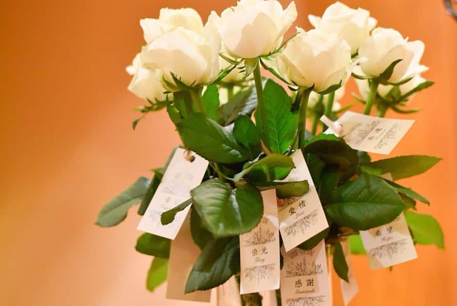 ヴィラ・デ・マリアージュ太田さんのインスタグラム写真 - (ヴィラ・デ・マリアージュ太田Instagram)「. ダーズンローズの演出🌹 . . ダーズンローズとは12本の薔薇を意味します。 12本のバラには、一つひとつに異なった意味があり、それぞれ「感謝・誠実・幸福・信頼・希望・愛情・情熱・真実・尊敬・栄光・努力・永遠」という想いをが込められています！ ダーズンローズを贈ることは、「これらのすべてを、あなたに誓います」という意味になるんです✨ 新婦様は、12本の中から一番大切だと思うものを選び、新郎様の胸元にさします☺︎ 挙式や、披露宴の演出として、ご相談ください‼︎ . .  #結婚式場#結婚式#フォト#フラワー#ウェディング#プレ花嫁#結婚式準備#花嫁#ナチュラル#ヘアメイク#ヘアアレンジ#ウェディングフォト#ブライダルフォト#挙式#披露宴#ダーズンローズ #2018冬婚#プロポーズ#ウェディングドレス#前撮り#群馬花嫁#太田#熊谷#ウェディングニュース#花嫁diy #ウェディングケーキ#ドレスレポ#ブーケ#プリオコーポレーション #ヴィラデマリアージュ太田」12月19日 6時18分 - villas_des_mariages_ota