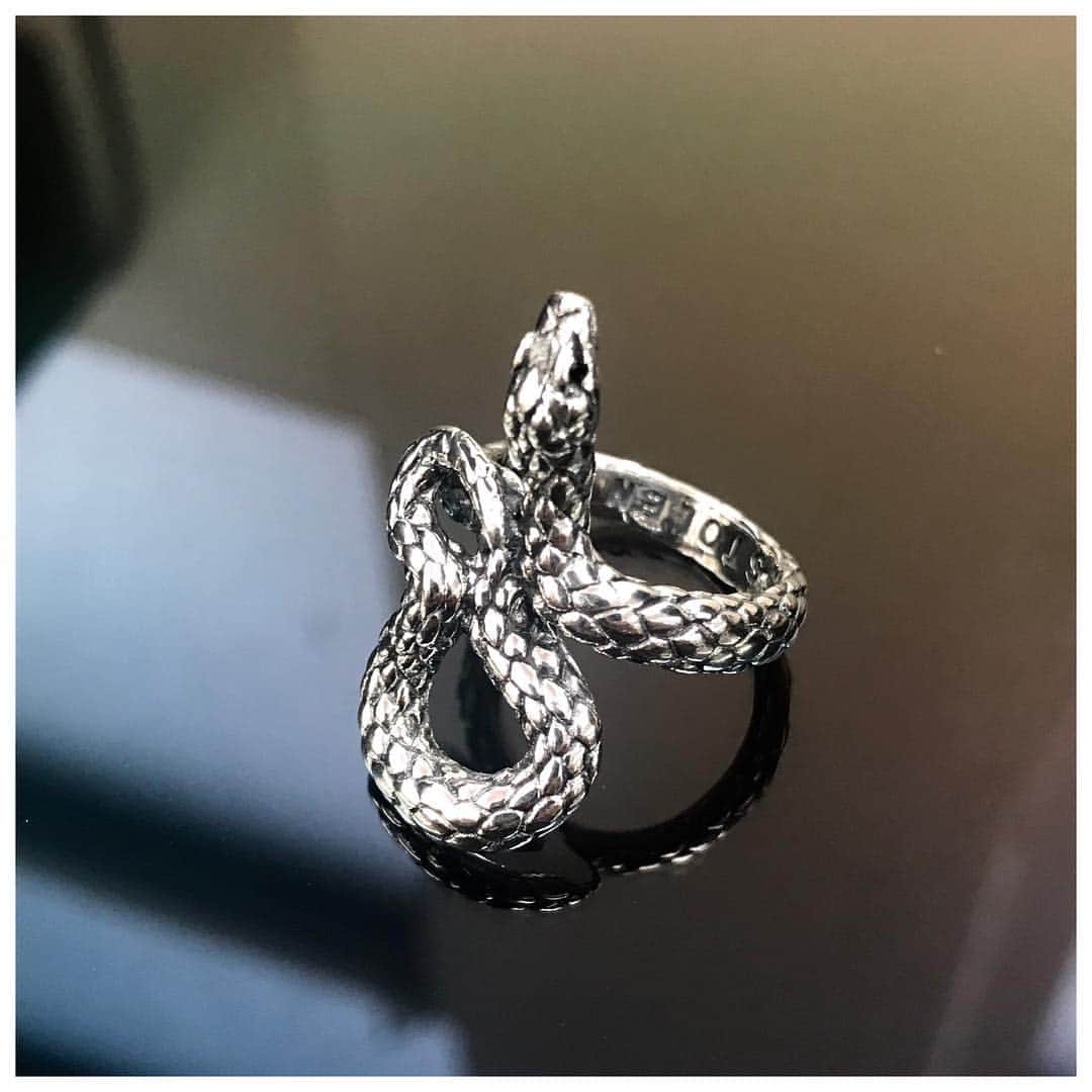 のインスタグラム：「The latest addition to our jewellery family 🖤 The ‘Hiss Ring’ - sculpted serpentine in solid sterling silver with tiny onyx stone eyes. Sssssso good 🐍👅 Up online now and instore next few days #snakering #serpentine #sterlingsilver #onyx #heavymetal #stolenjewellery #stolenmetal #stolengirlfriendsclub #jewellery #snakejewellery #snakejewelry」