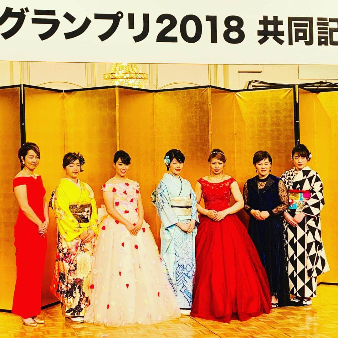 福田典子さんのインスタグラム写真 - (福田典子Instagram)「昨日は、年末に初めて静岡で行われるKEIRINグランプリの前夜祭の取材へ。男子の車番は、初めて選手の希望を聞いて決定する形でした！ . 競輪祭中継「テキチュー」でMCを務めてくださったパンサーの向井さんが会場を盛り上げ、野太い声が飛び交う😂約800人の競輪ファンの皆さんもアツかったです！ . . . #お願いして後閑さんと一枚📸 #元競輪選手 #後閑信一 さん #とても気さくで素敵な方です #keirinグランプリ #競輪 #三谷竜生 選手 #浅井康太 選手 #脇本雄太 選手 #新田祐大 選手 #村上博幸 選手 #清水裕友 選手 #平原康多 選手 #武田豊樹 選手 村上義弘 選手 #keirin #sports #スポーツ #顔より太もも #前夜祭 #パーティ #会見」12月19日 16時18分 - norikofukuda212