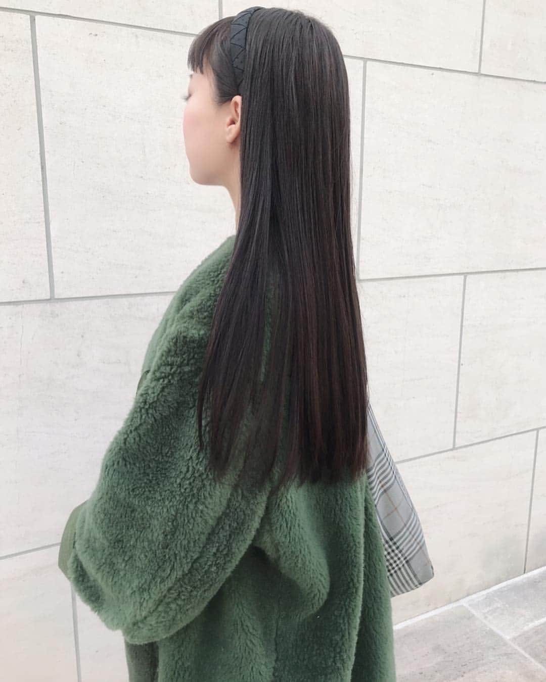 宮内桃子さんのインスタグラム写真 - (宮内桃子Instagram)「今年プライベートで一番頑張ったことは 髪の毛の育成かも💇‍♀️💓 (まだ終わってない)  毎年ある程度伸びたらすぐにショートにしていたけどロングヘアが定着する期間伸ばしていたよ！まだまだロング継続中( ˘ω˘ )  #shima #トリートメント #ロングヘア #ヘアアレンジ」12月19日 16時18分 - bakemonomomo