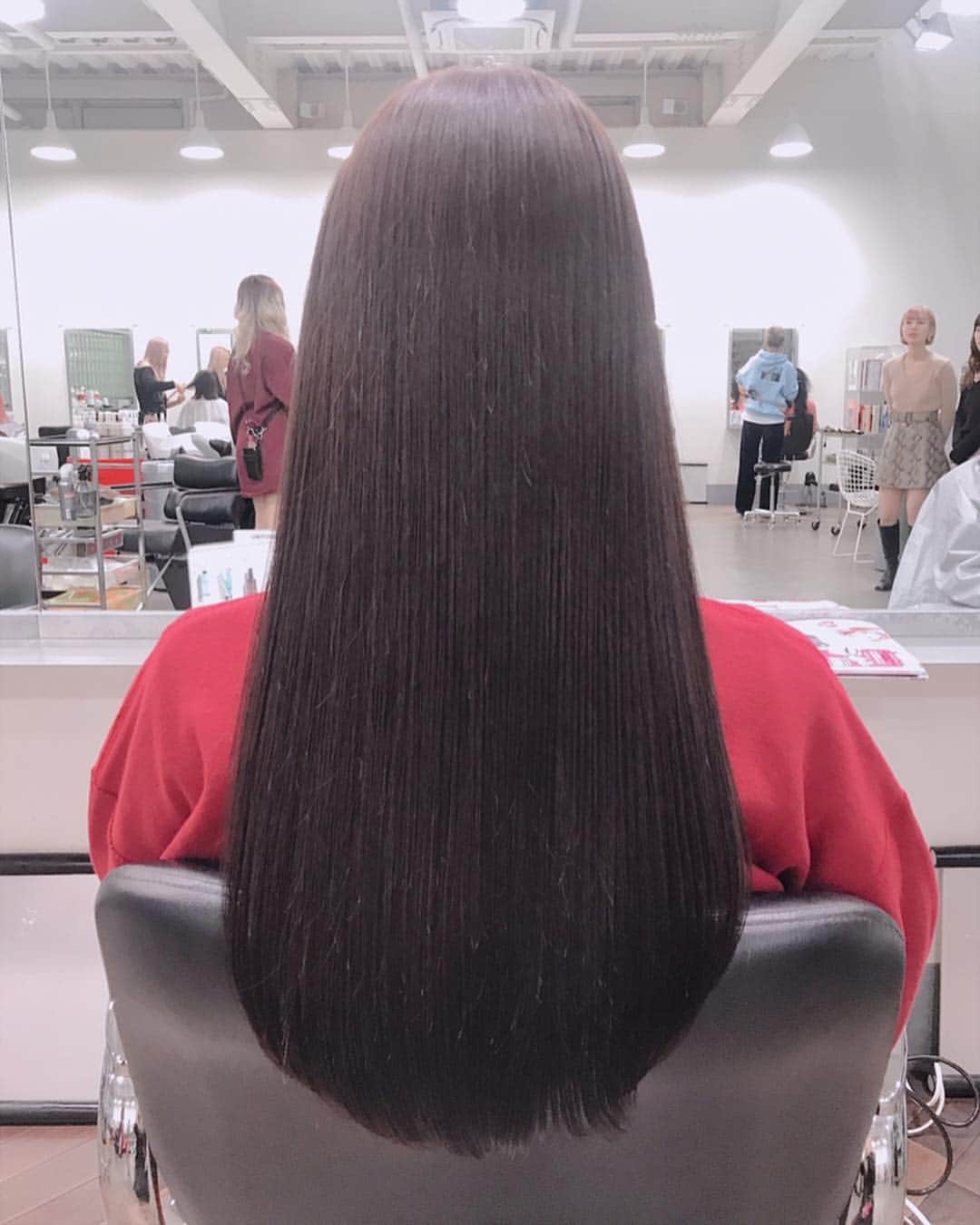 宮内桃子さんのインスタグラム写真 - (宮内桃子Instagram)「今年プライベートで一番頑張ったことは 髪の毛の育成かも💇‍♀️💓 (まだ終わってない)  毎年ある程度伸びたらすぐにショートにしていたけどロングヘアが定着する期間伸ばしていたよ！まだまだロング継続中( ˘ω˘ )  #shima #トリートメント #ロングヘア #ヘアアレンジ」12月19日 16時18分 - bakemonomomo