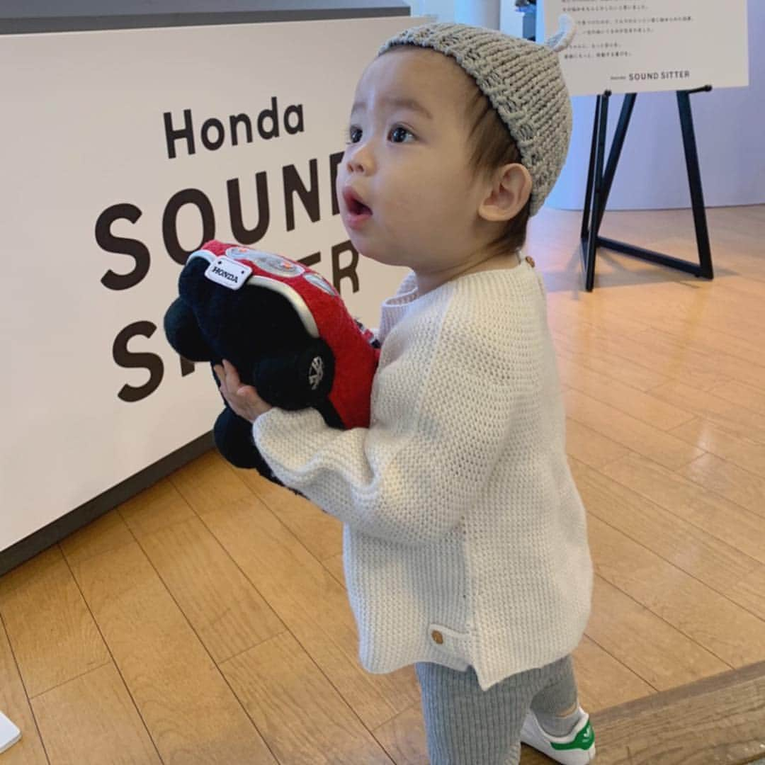 春名亜美さんのインスタグラム写真 - (春名亜美Instagram)「Honda SOUND SITTER体験イベントに次男と行ってきました🚗 ・ "車のエンジン音と胎内の振動が似ている" という実験結果に基づいて、赤ちゃんが落ち着いて泣きづらくなるぬいぐるみをHondaさんが開発✨  車の形をしたぬいぐるみの中に、エンジン音が鳴るスピーカーが設置されているんです🚗🎶 ただでさえ、車が大好きな息子は、もうご機嫌に👶🏻🎶 Hondaさんにも直接お願いしましたが、このぬいぐるみをどうか商品化していただきたい！！！ ・  #Hondaウェルカムプラザ青山 で誰でも体験イベントができるみたいなので、是非是非ママさん達は行ってみて下さい🚗 ・ ・ ・ #男の子ママ #育児 #子育て #子連れおでかけ #泣き止む #寝かしつけ #Honda #SOUNDSITTER #pr #次男 #1歳5ヶ月 #7月13日生まれ」12月19日 17時11分 - amiharunaami