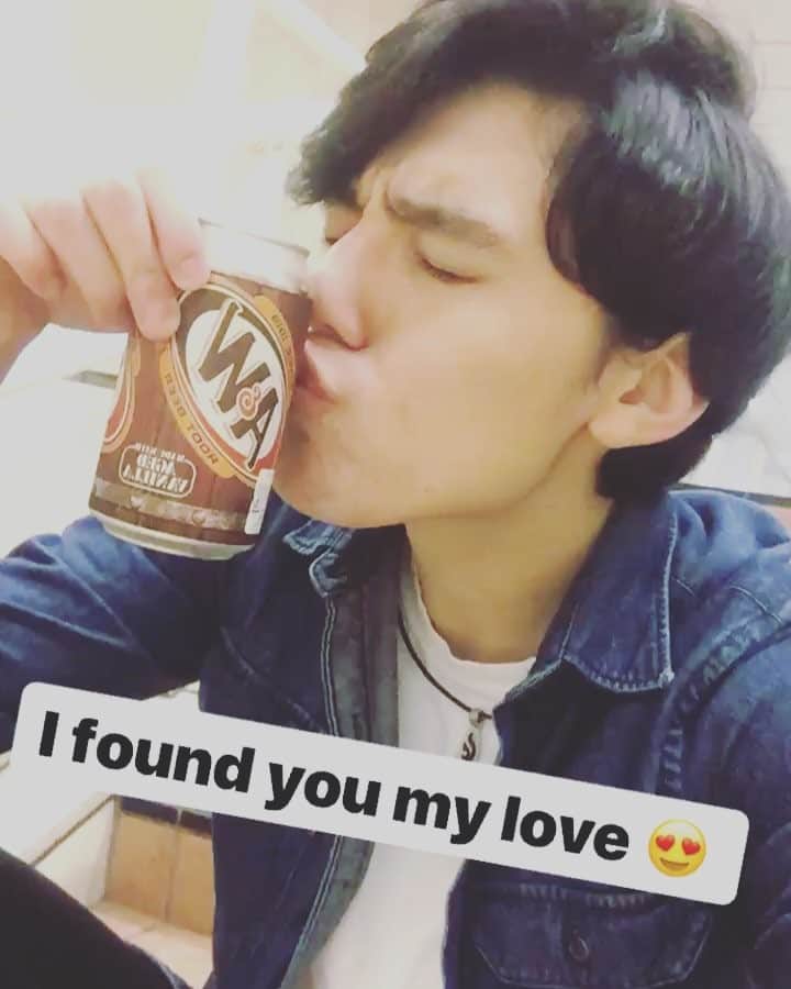 高野海琉のインスタグラム：「ルートビア（英: root beer）は、アルコールを含まない炭酸飲料の一種。商品としてのルートビアは、アメリカ合衆国において19世紀中頃に生まれたとされる。バニラや、桜などの樹皮、リコリス（甘草の一種）の根（root; ルート）、サルサパリラ（ユリ科の植物）の根、ナツメグ、アニス、糖蜜などのブレンドにより作られる。使用原料やその配分は厳密に決まっておらず、銘柄によって様々なアレンジが施されている。  #ルートビア #忘れられない #思い出の味」