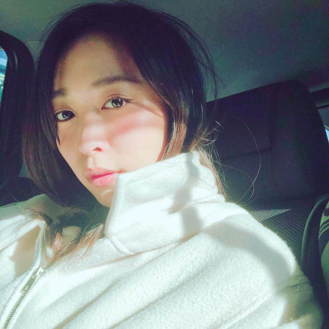 黒川芽以さんのインスタグラム写真 - (黒川芽以Instagram)「お仕事いってきまーす！ 今日は晴天で気持ちいいな！ 車の影で、日焼けチークみたいになったw  28.29歳くらいから、中に着込まないと冬が越せなくなってきた。笑」12月19日 9時14分 - mei_kurokawa