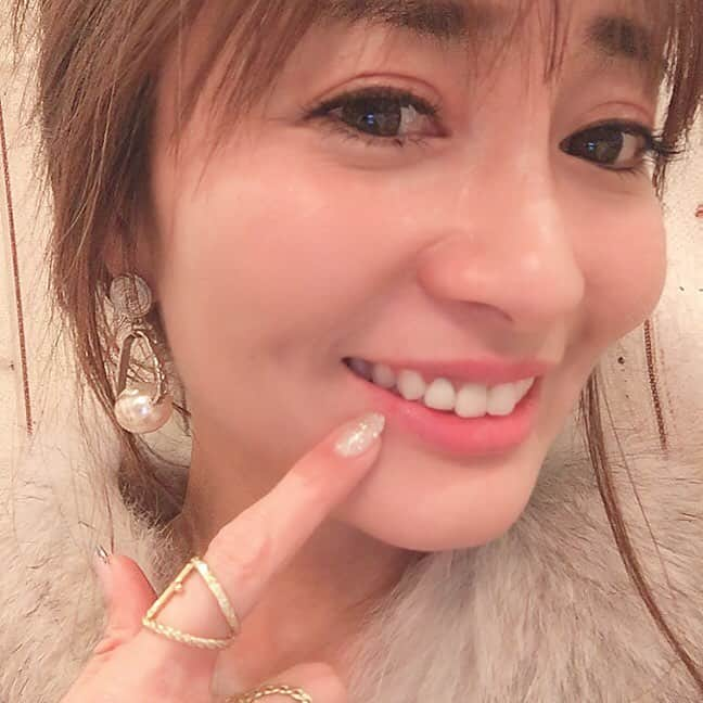 新山千春さんのインスタグラム写真 - (新山千春Instagram)「平成最後のクリスマス🎄🤶まで あと5日ですね🌹  この間食べた ブラータチーズのpastaが🍝 美味しすぎた(*´˘`*)♥ . .  久しぶりにホワイトニングへ！ 🌼🌼🌼 今まではあのしみるような痛みが 苦手で、続かったんだけど💦 全く痛くないホワイトニング✨に 出会えて感動(❁´꒳`❁) . 歯の表面まで🦷✨ツルツル！🌹 30分ベッドに寝てただけで、トーンアップ！  見事にかわったから通うことを決めました✨ . 痛みもないからこの受験シーズン！ 小学生とか親子で通う方も多いらしいです✨ . 💎 #ライトビューティエステ銀座 💎 @light_beauty_este_ginza  _____________________________________________________🌹  #shooting 🎬  #♥️ #LA 好き 💖 #denimcoordinate #makeup #model  #mamastyle #Instagood #hairarrange #fashion  #outfit #casualstyle  #outfitstyle #촬영 #粉我 #나를 따르라  #fashionistas #dailylook #coodinate #いいね 💘#フォロー ありがとうございます🌹#新山千春 #インスタ初心者 🌹 _____________________________________________________🌹」12月19日 9時56分 - chiharuuu_0114