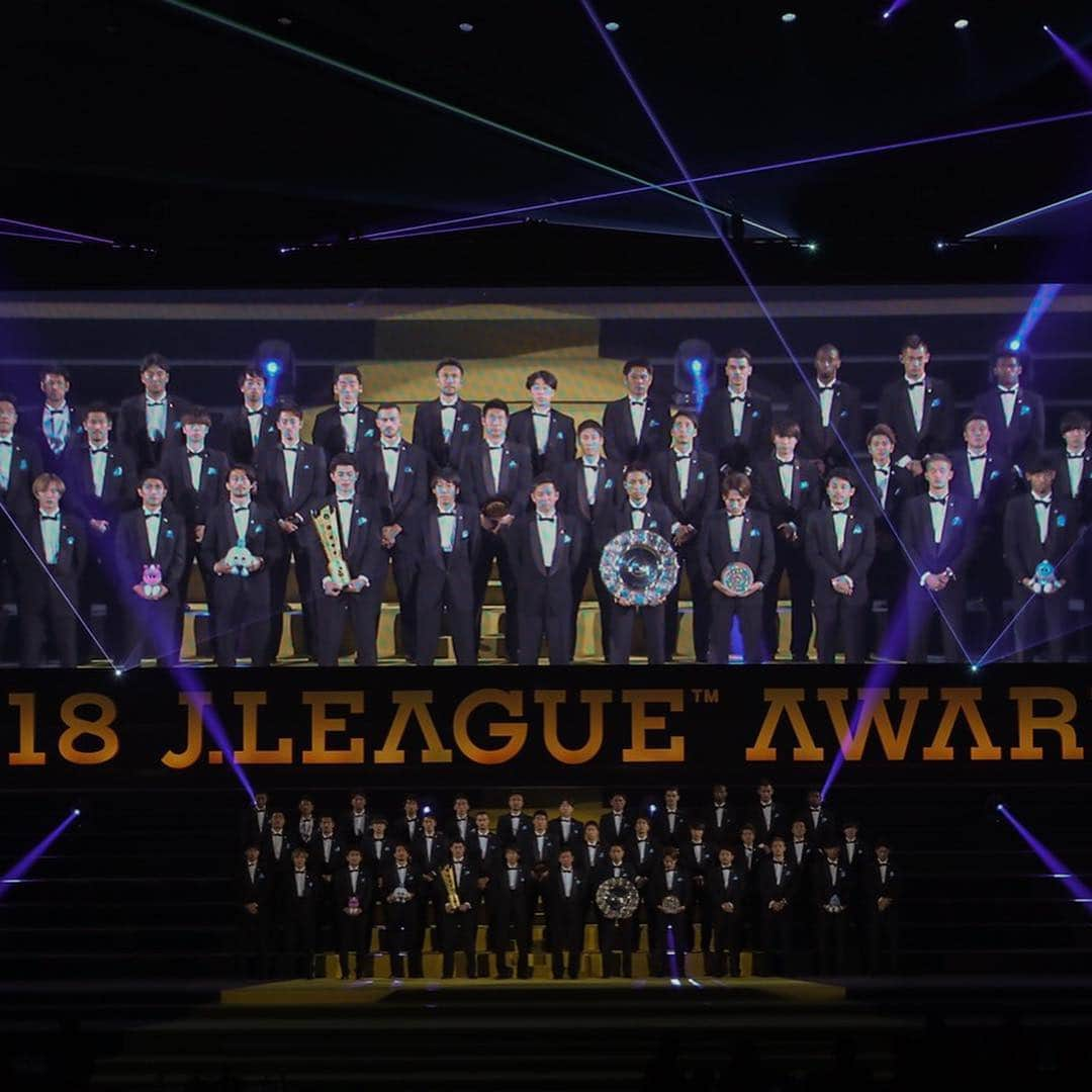 新井章太さんのインスタグラム写真 - (新井章太Instagram)「👑J League Awards👑 またこの舞台に帰ってこれたことがすごく嬉しかったし、誇らしかったです。こんな舞台とは無縁だった僕を2年連続で連れてきてくれたチームメイトには感謝でしかありません！！ 優秀選手賞、ベストイレブン、そしてMVP‼️どれも今年のフロンターレ、リーグを象徴する賞だったと思います。  なかでもMVPは誰よりも冷静でチームのことを考え、チームのためにプレーしてくれたアキくんが受賞できたことが本当に嬉しかったです😭 ここだけの話、アウォーズに向かう車中でも「おれじゃない」って言いはるアキくん「おまえらにおどらされたわー」といつまでも謙虚なアキくんでした。 「もしそうでもあんなとこで喋れへんで」と言ってたアキくんは、憲剛さんよりも悠よりもおちゃらけてました😂笑  今年も1年間みんなで頑張った結果こんな素晴らしい締めくくりになったこの日を胸に、また来年も頑張ろうと思えた日でした😎  2、3枚目はがんばっぺしな家長昭博です。  #MVP #家長昭博 #がんばっぺしな家長昭博 #おめでとう」12月19日 10時11分 - shotarai30