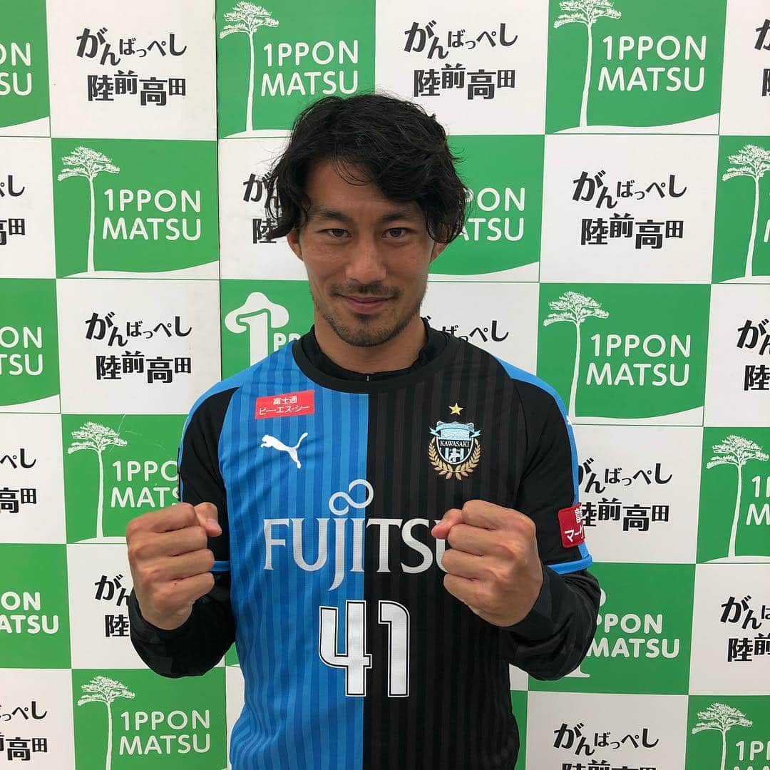 新井章太さんのインスタグラム写真 - (新井章太Instagram)「👑J League Awards👑 またこの舞台に帰ってこれたことがすごく嬉しかったし、誇らしかったです。こんな舞台とは無縁だった僕を2年連続で連れてきてくれたチームメイトには感謝でしかありません！！ 優秀選手賞、ベストイレブン、そしてMVP‼️どれも今年のフロンターレ、リーグを象徴する賞だったと思います。  なかでもMVPは誰よりも冷静でチームのことを考え、チームのためにプレーしてくれたアキくんが受賞できたことが本当に嬉しかったです😭 ここだけの話、アウォーズに向かう車中でも「おれじゃない」って言いはるアキくん「おまえらにおどらされたわー」といつまでも謙虚なアキくんでした。 「もしそうでもあんなとこで喋れへんで」と言ってたアキくんは、憲剛さんよりも悠よりもおちゃらけてました😂笑  今年も1年間みんなで頑張った結果こんな素晴らしい締めくくりになったこの日を胸に、また来年も頑張ろうと思えた日でした😎  2、3枚目はがんばっぺしな家長昭博です。  #MVP #家長昭博 #がんばっぺしな家長昭博 #おめでとう」12月19日 10時11分 - shotarai30